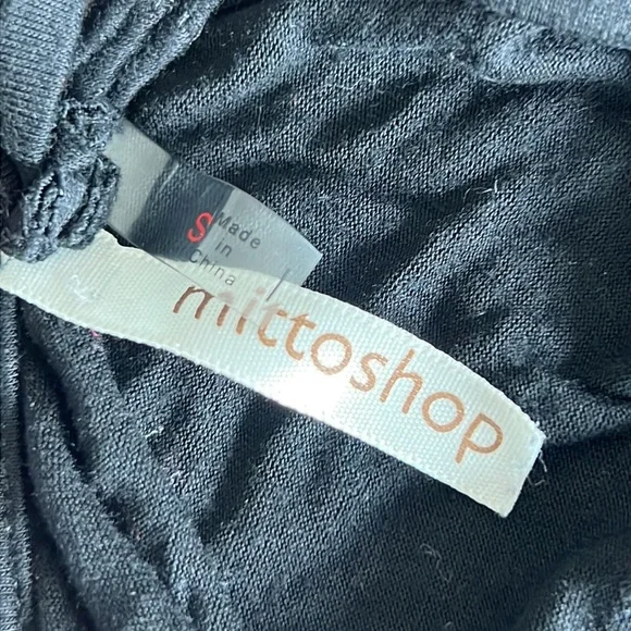 Black tunic T with cutout design on back. - Picture 3 of 3